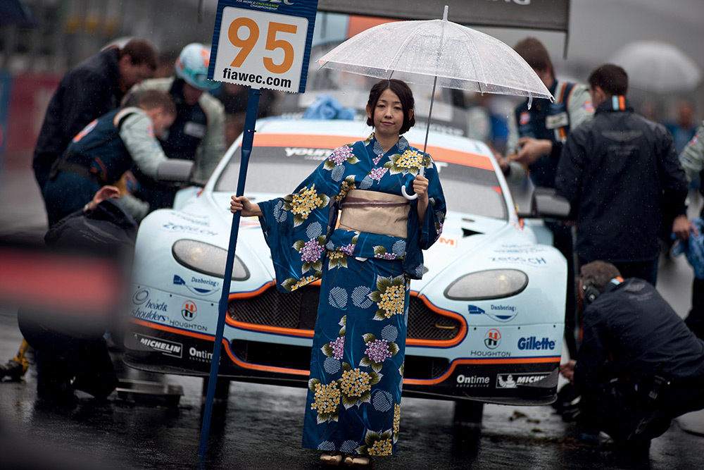 The atrocious weather in Japan did not
affect the stoicism of this
pit lane person